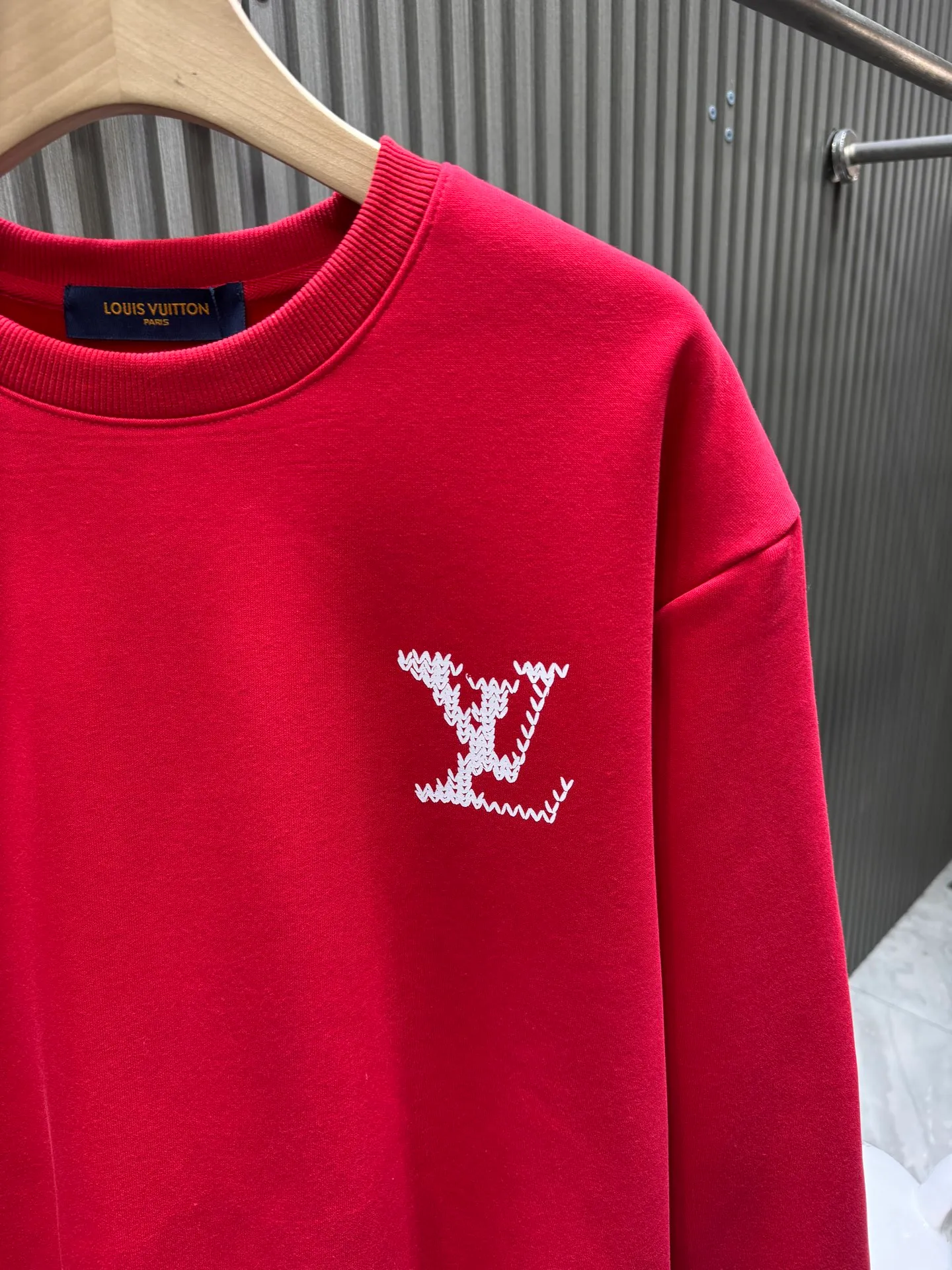 🅿️250 🀄️ Louis Vuitton Louis Vuitton 2025 Autumn and Winter 🆕Vu*tt*n Marque L printed identification pullover sweatshirt 400g pure cotton ➕ silver fox velvet Made of soft cotton fabric, comfortable and breathable "MARQUE L.VUITTON DEPOSEE" printing on the front, simple and elegant, full of brand sense, loose round neck design It's OK to wear alone or layered in spring and autumn. The gray color is versatile and very fashionable when paired or matched. It belongs to the V SS26 series. It is practical and has a sense of design. It is a must-have item for luxury casual wear. A new concept that breaks out of the cocoon. Streamlined fashion. Luxurious quality achieves the status of high fashion.